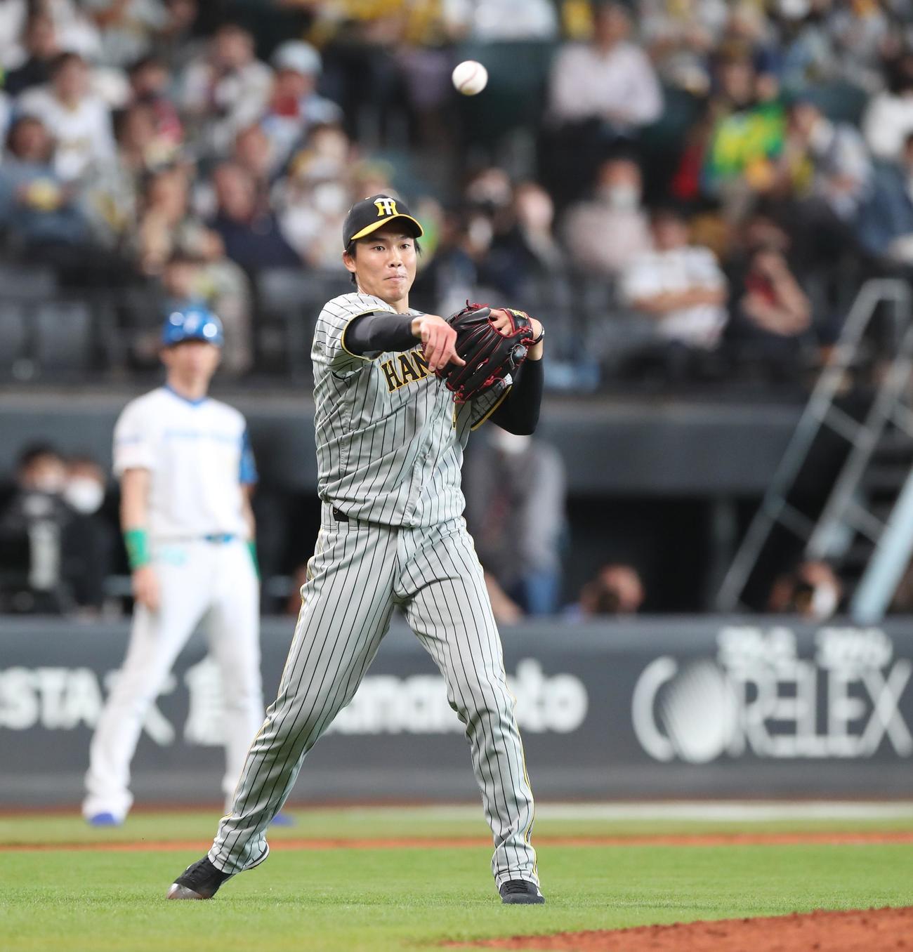 日本ハム対阪神　9回裏日本ハム2死一、三塁、奈良間を投ゴロにとる湯浅（撮影・黒川智章）
