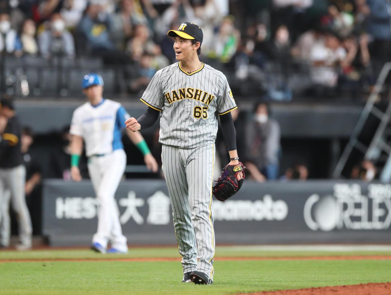 日本ハム対阪神　9回裏、無失点に抑えガッツポーズの湯浅（撮影・黒川智章）