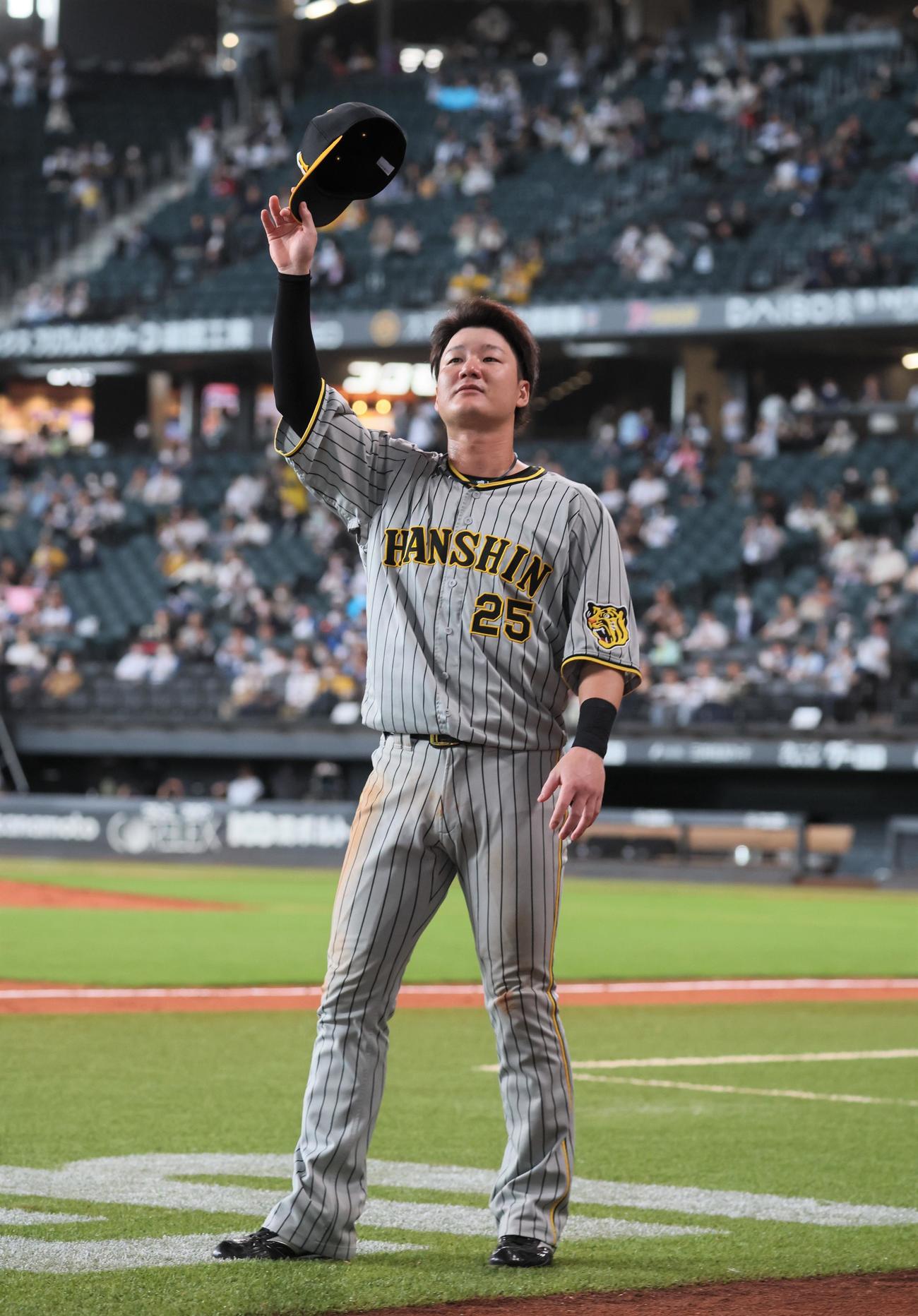 日本ハム対阪神　ヒーローインタビューを終えスタンドにあいさつする渡辺諒（撮影・加藤哉）