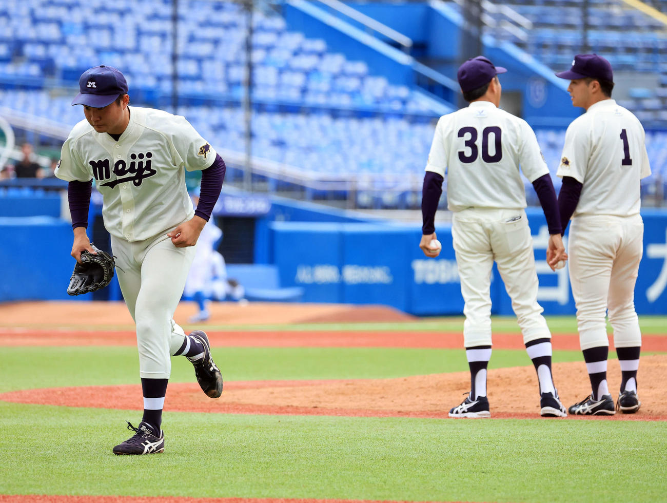 4回裏青学大1死一塁、中野に適時二塁打を許して降板となりがっくり引き揚げる村田（左）（撮影・浅見桂子）