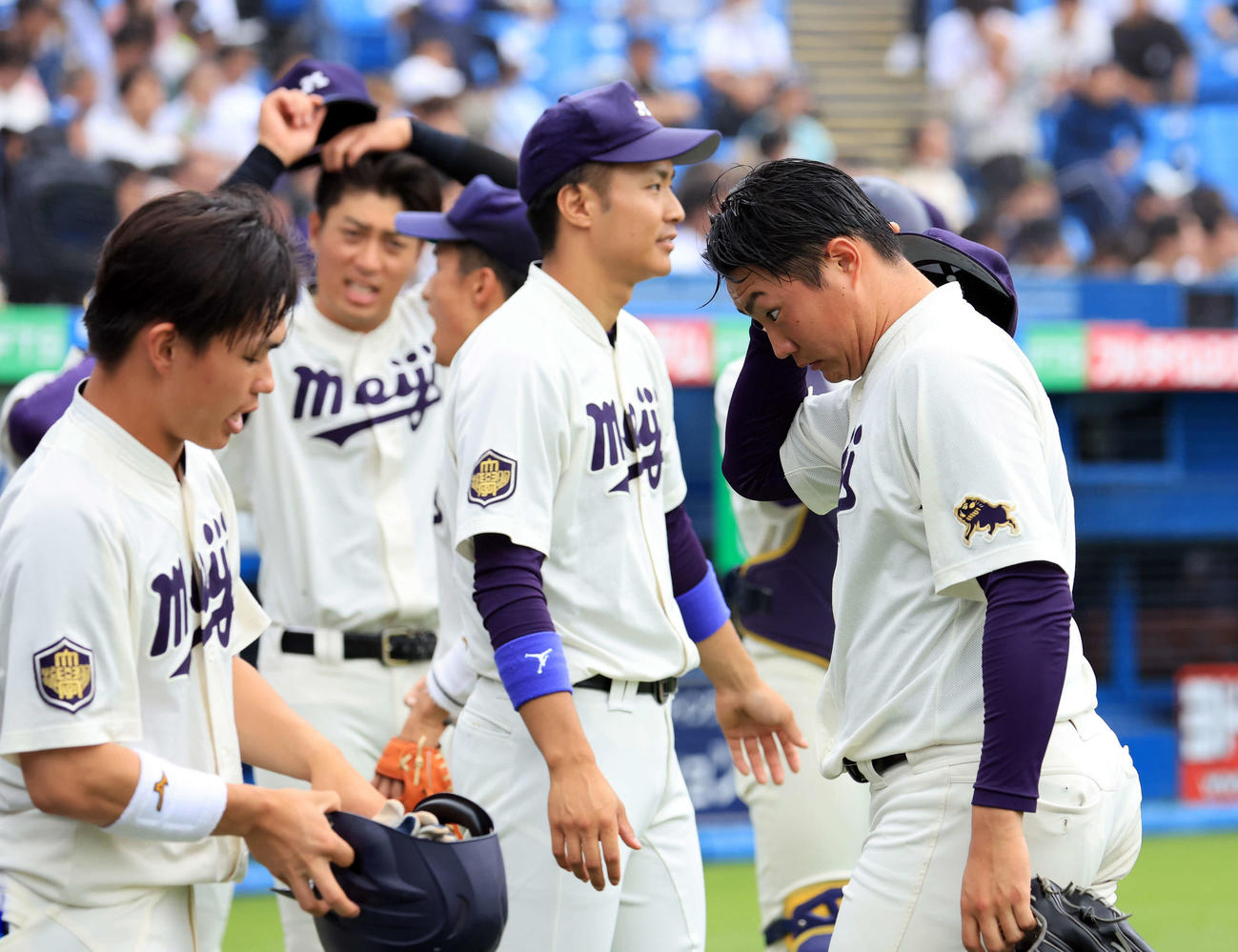 3回裏青学大に追加点を許し、汗をぬぐいながらベンチに戻る明大・村田賢一（右）（撮影・浅見桂子）