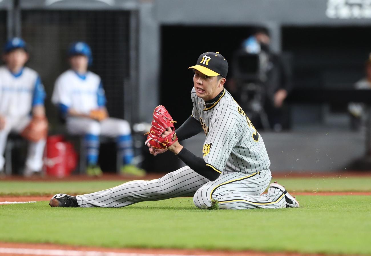 日本ハム対阪神　6回裏日本ハム無死一塁、細川のバントした打球を滑り込んで捕球する才木（撮影・黒川智章）