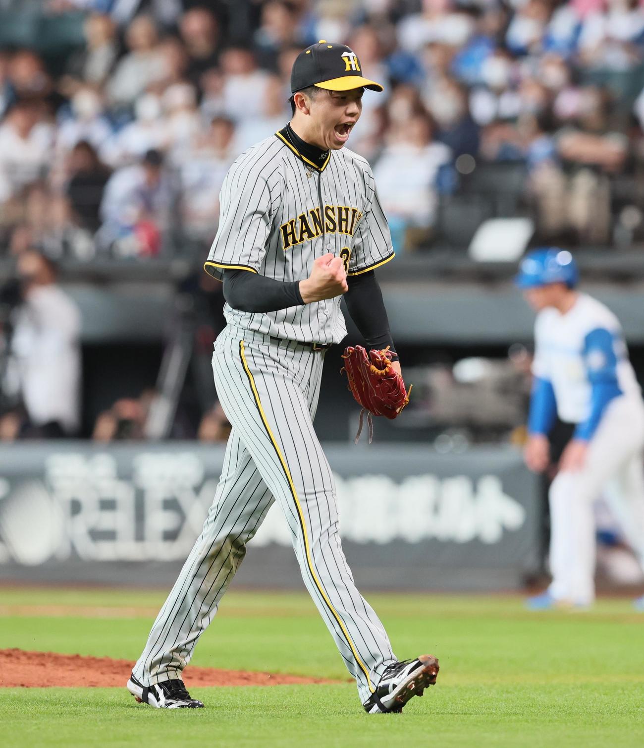 日本ハム対阪神　6回裏日本ハム1死一、二塁、才木は万波を遊ゴロ併殺に仕留めガッツポーズを見せる（撮影・加藤哉）