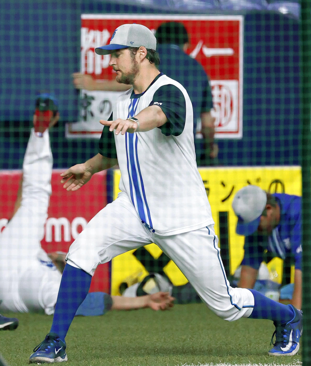 オリックス対DeNA　スレトッチするDeNAバウアー（撮影・藤尾明華）