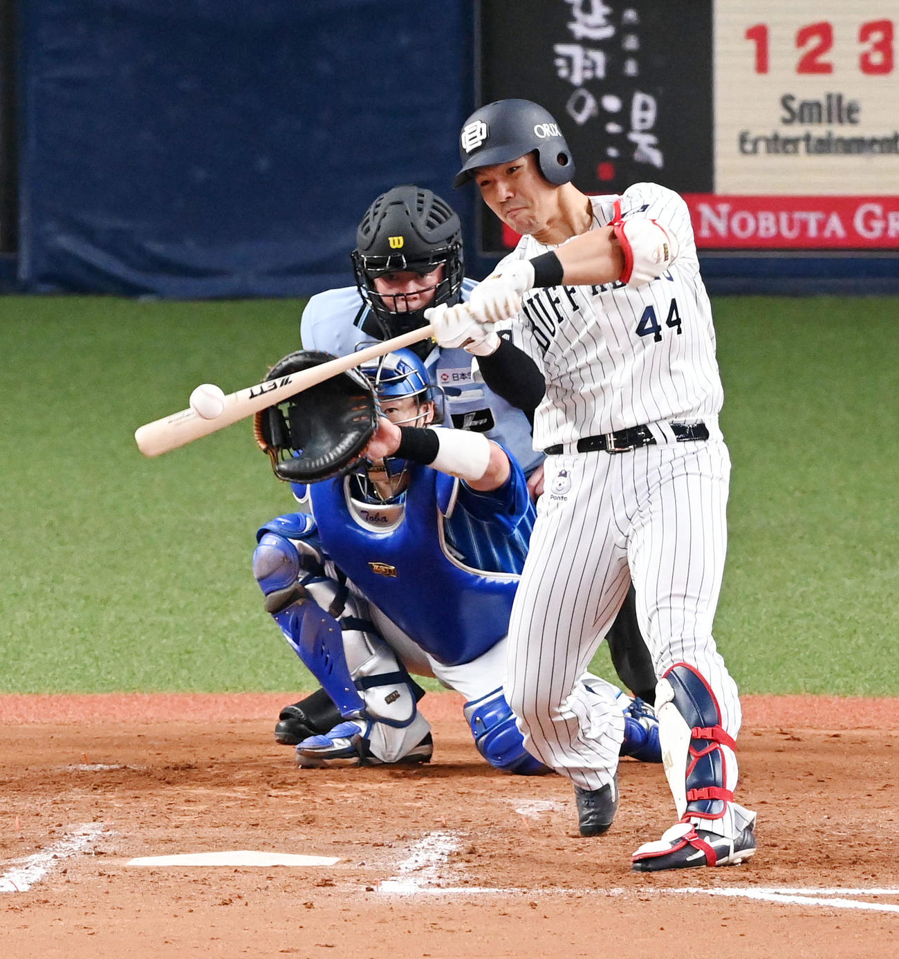 オリックス対DeNA 9回裏オリックス1死、頓宮は左越え本塁打を放つ（撮影・前岡正明）