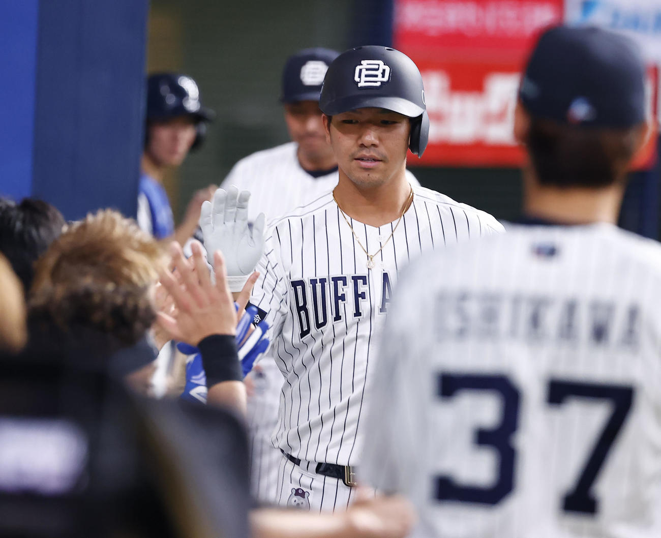オリックス対DeNA 9回裏オリックス1死、左越えに本塁打を放ちナインとタッチを交わす頓宮（中央）（撮影・藤尾明華）