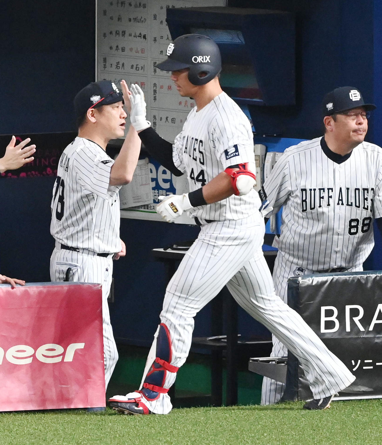 オリックス対DeNA 2回裏オリックス無死、中越え本塁打を放った頓宮（右）を迎える中嶋聡監督（撮影・前岡正明）