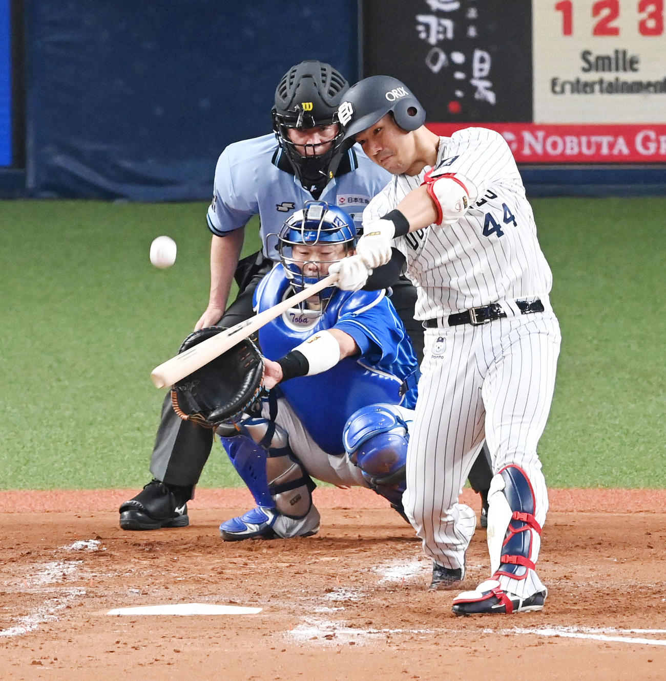 オリックス対DeNA 2回裏オリックス無死、頓宮は中越え本塁打を放つ（撮影・前岡正明）