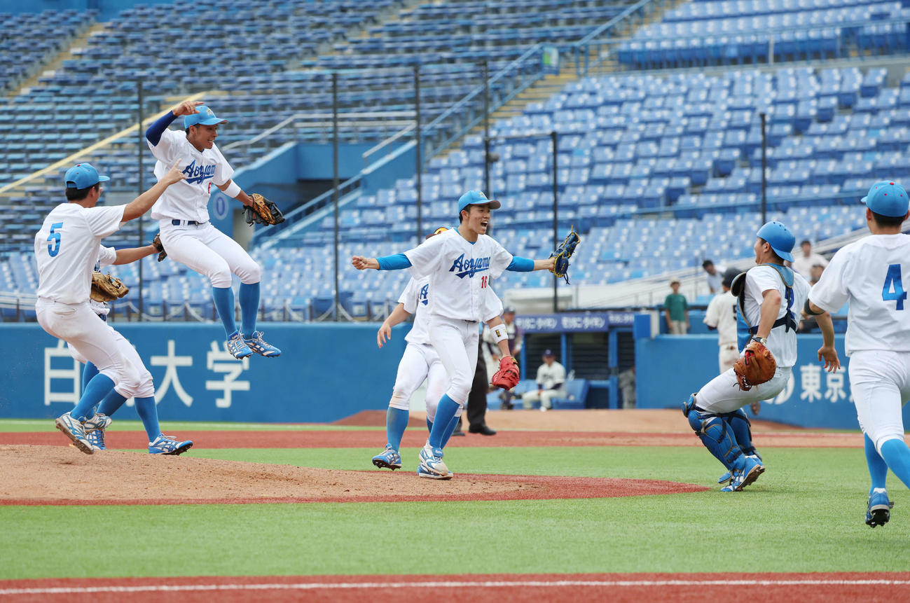 大学選手権優勝を決め、歓喜に沸く青学大・常広（中央）ら選手たち（撮影・宮地輝）