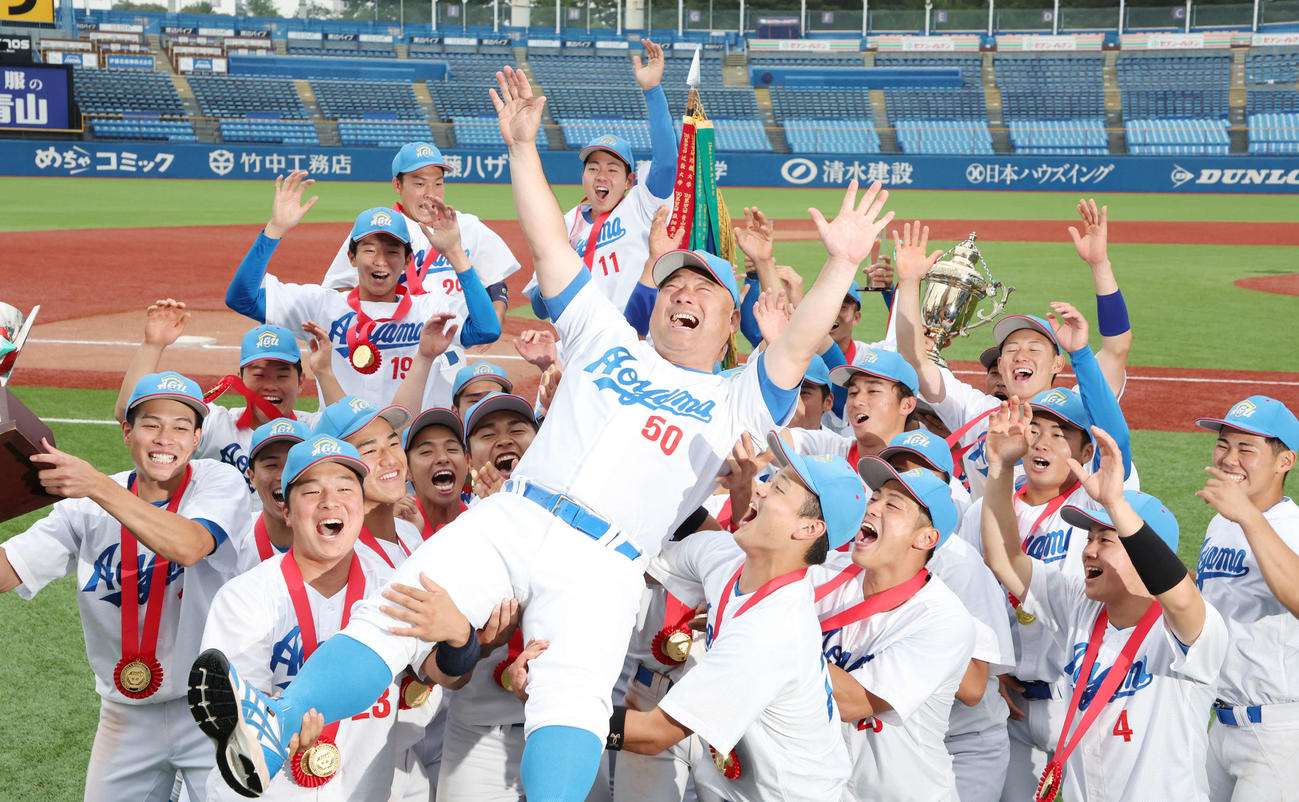 明大対青学大　優勝を決め、選手たちに胴上げされ、笑顔の青学大・安藤監督（中央）（撮影・宮地輝）