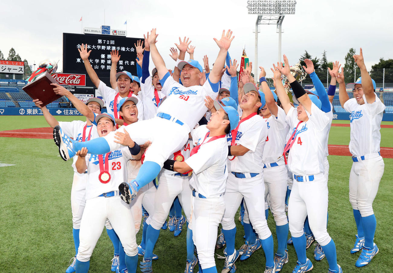 明大対青学大　優勝を決めた青学大の安藤監督（中央）は選手から胴上げされる（撮影・浅見桂子）