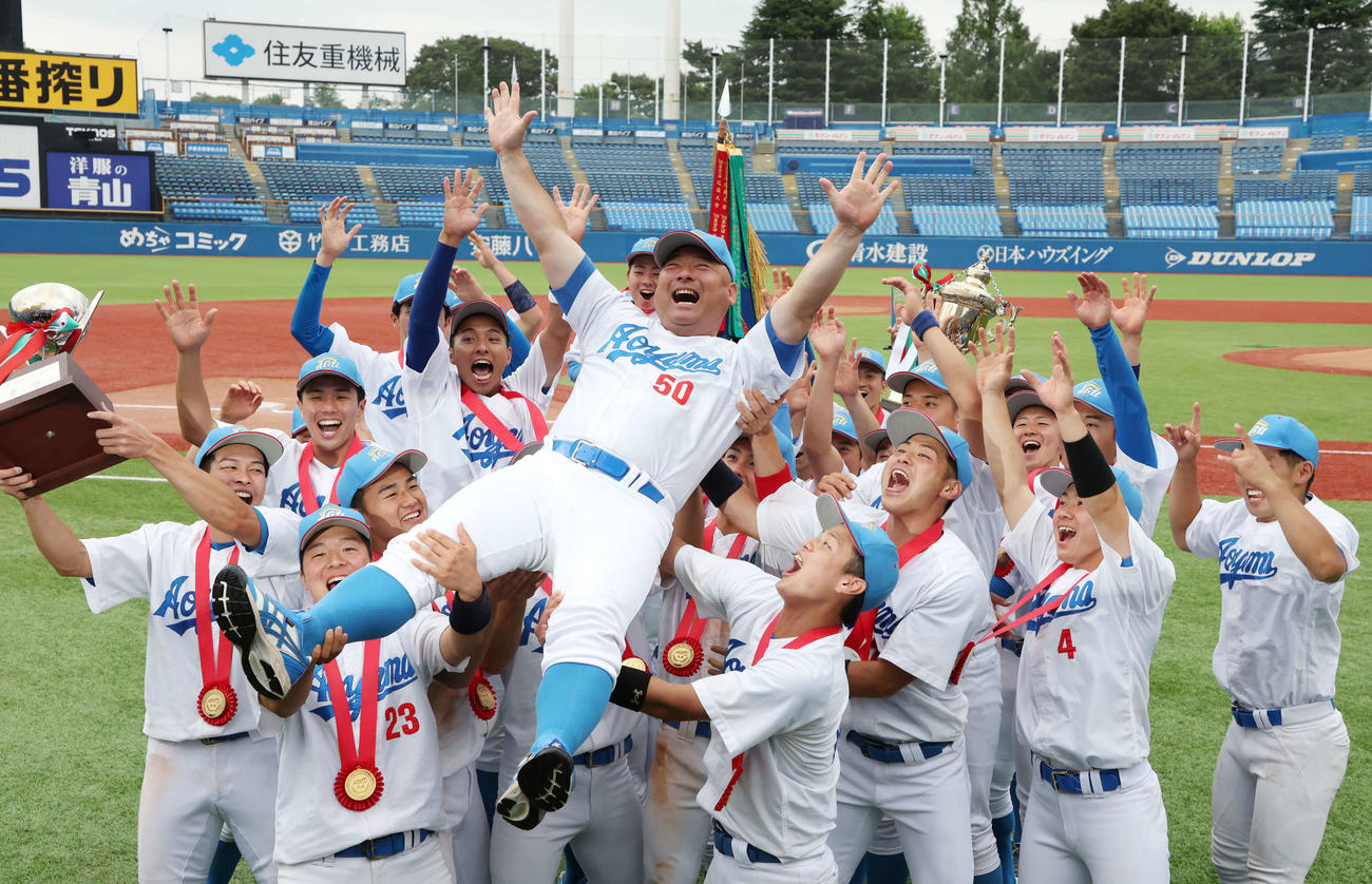 明大対青学大　優勝を決め、選手たちに胴上げされる青学大・安藤監督（中央）（撮影・宮地輝）