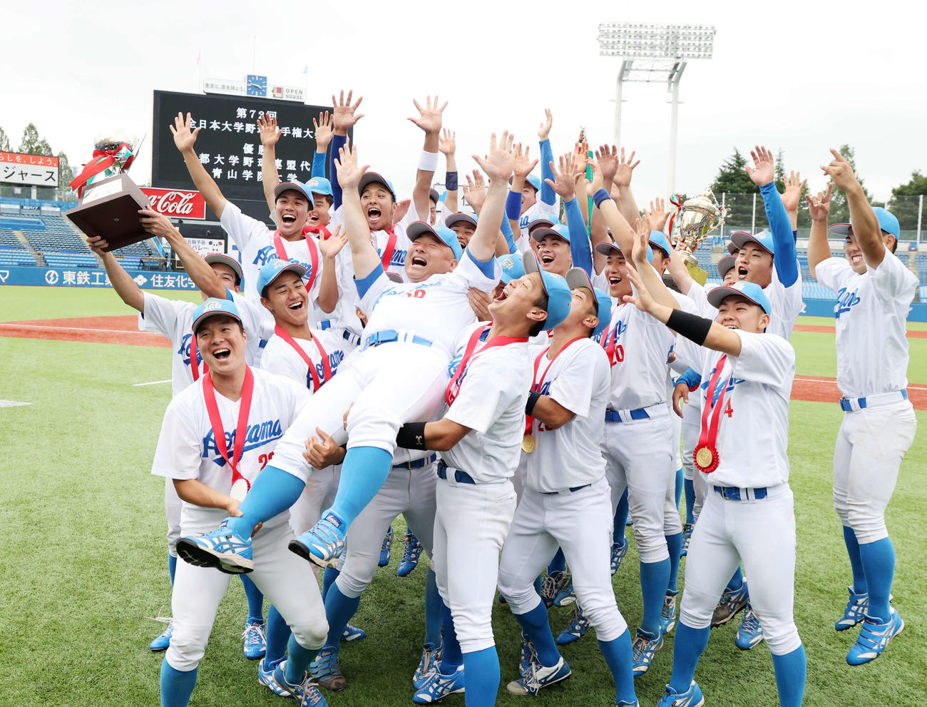明大対青学大　優勝を決めた青学大の安藤監督（中央）は選手から胴上げされる（撮影・浅見桂子）