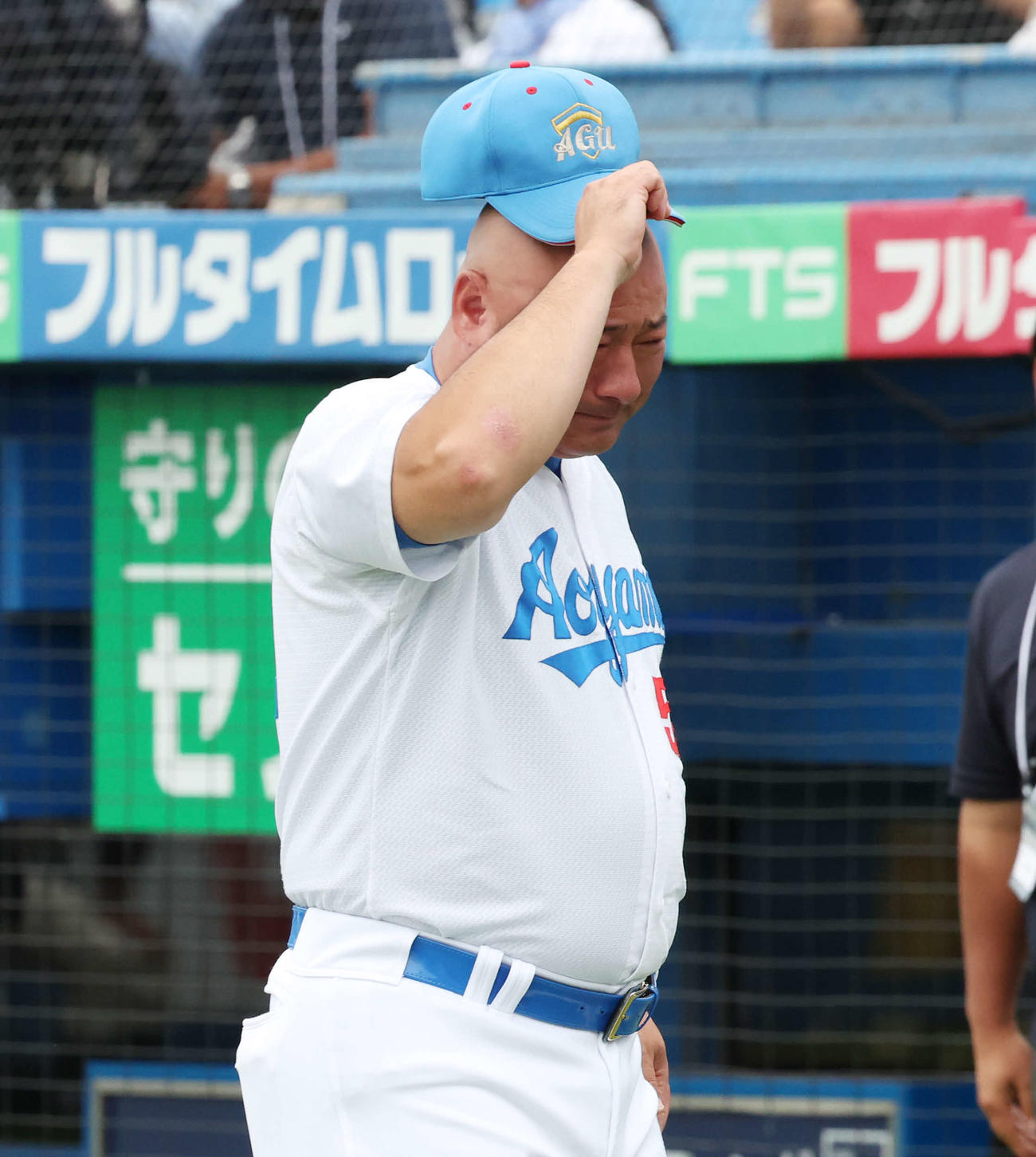 明大対青学大　優勝を決め、目に涙を浮かべる青学大・安藤監督（撮影・宮地輝）