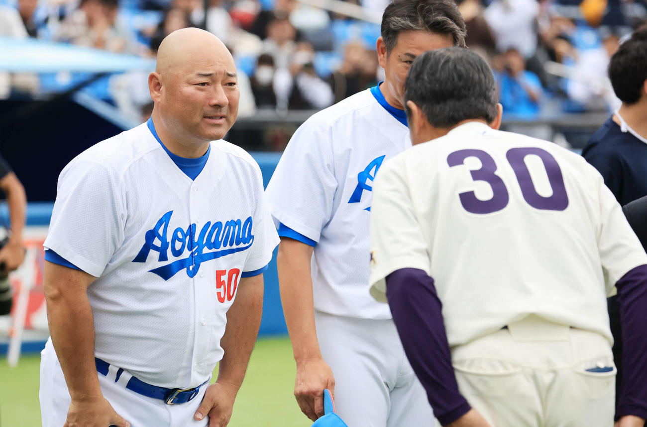 明大対青学大　試合後、あいさつする青学大・安藤監督（左）と明大・田中監督（撮影・浅見桂子）