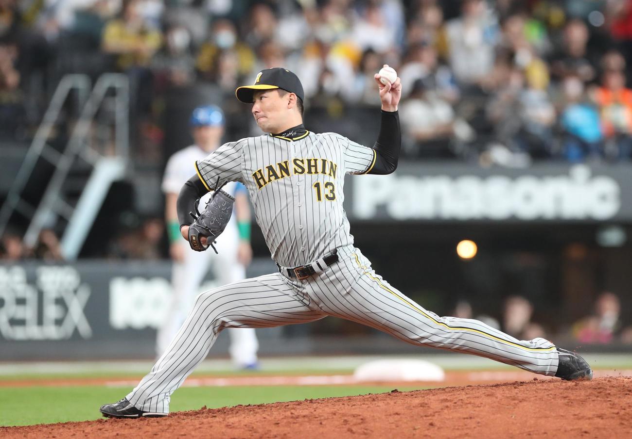 日本ハム対阪神　8回に登板の岩崎（撮影・黒川智章）