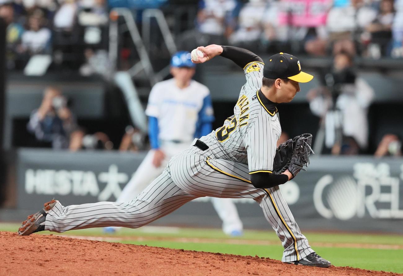 日本ハム対阪神　8回裏、阪神2番手で登板する岩崎（撮影・加藤哉）