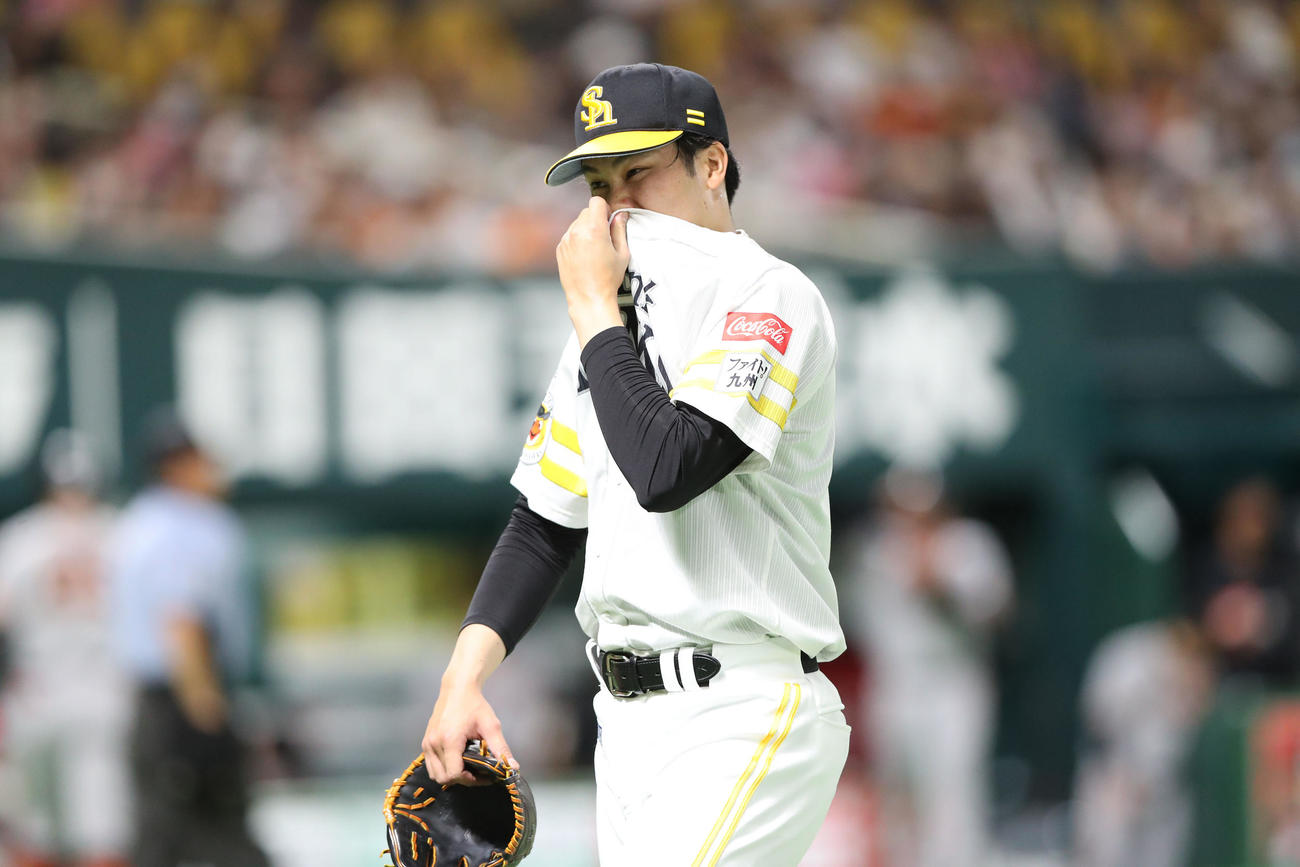 ソフトバンク対巨人　1回を投げ終えた藤井（撮影・梅根麻紀）