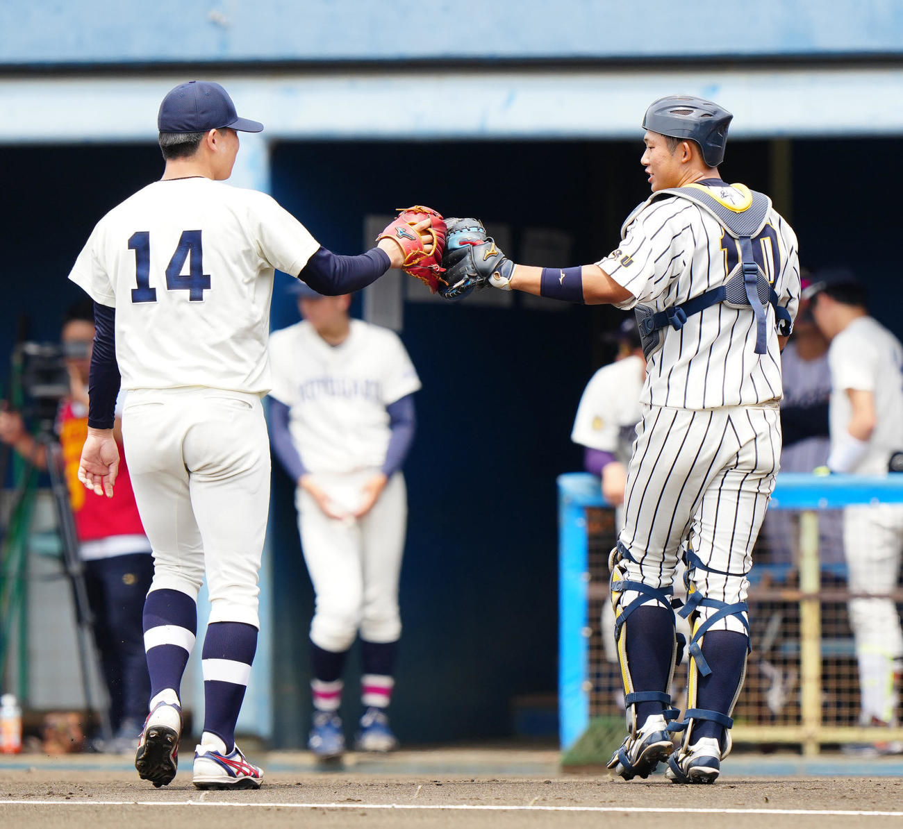 紅白戦の1試合目　1回表終了後、タッチを交わしながらベンチに引き揚げる紅組先発の東洋大・細野（左）と捕手の上武大・進藤（撮影・江口和貴）