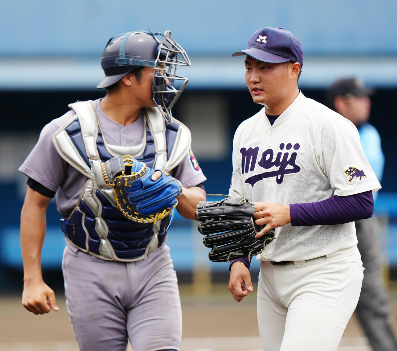 紅白戦の1試合目　6回表終了後、ベンチに引き揚げる紅組3番手の明大・村田。左は捕手の慶大・宮崎恭（撮影・江口和貴）
