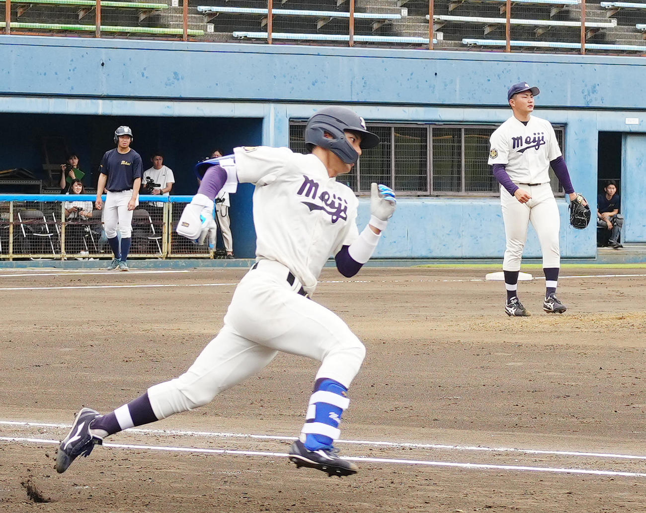 紅白戦の1試合目　6回表白組1死、明大・宗山（手前）に二塁打を浴びる明大・村田（撮影・江口和貴）
