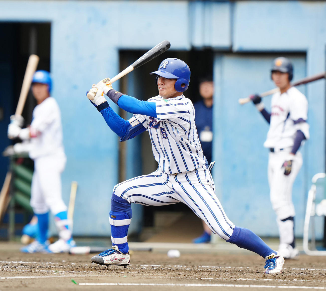 紅白戦の1試合目　3回表白組2死二塁、中前適時打を放つ立正大・飯山（撮影・江口和貴）