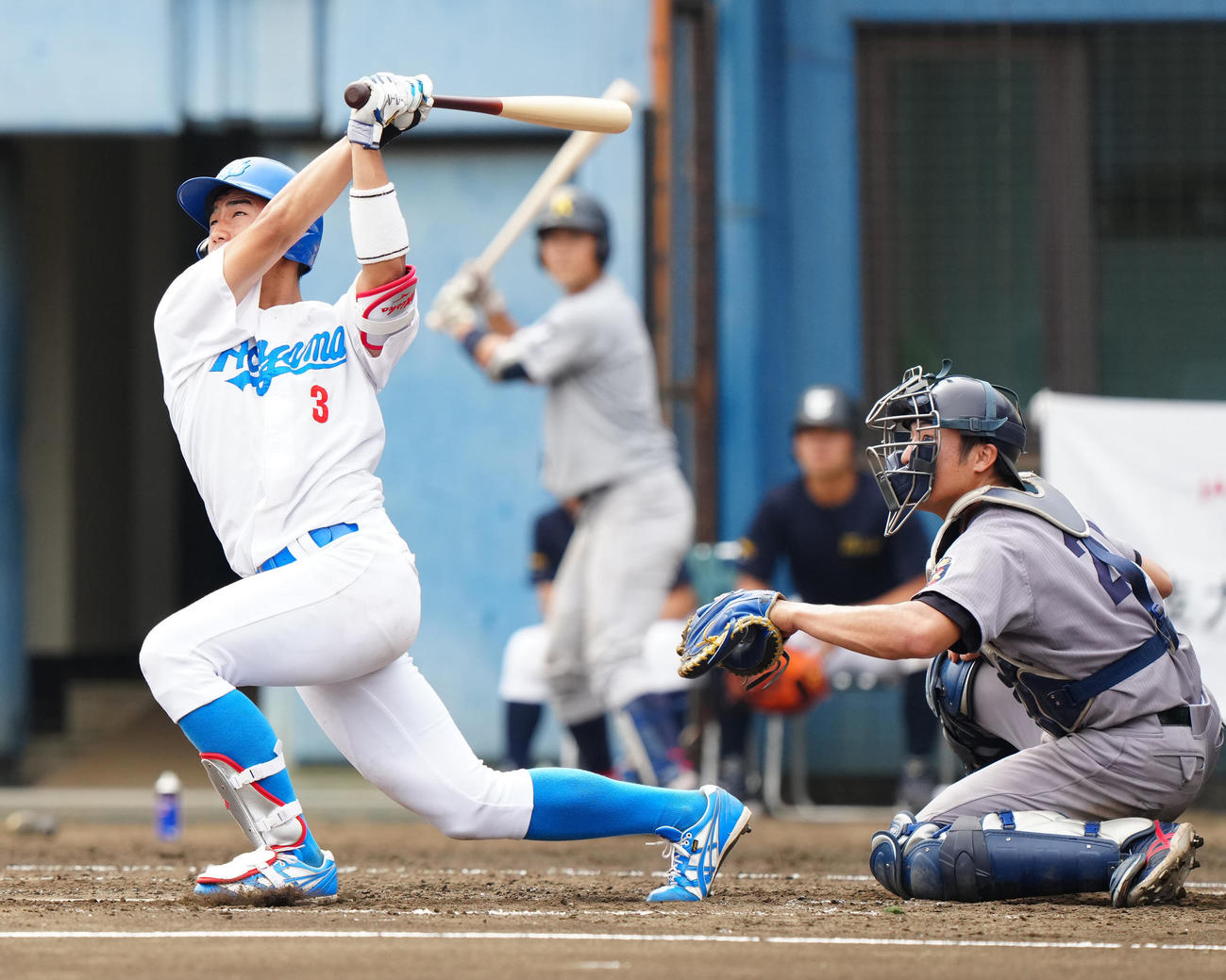 紅白戦の2試合目　4回表白組1死二塁、2点本塁打を放つ青学大・西川史（撮影・江口和貴）