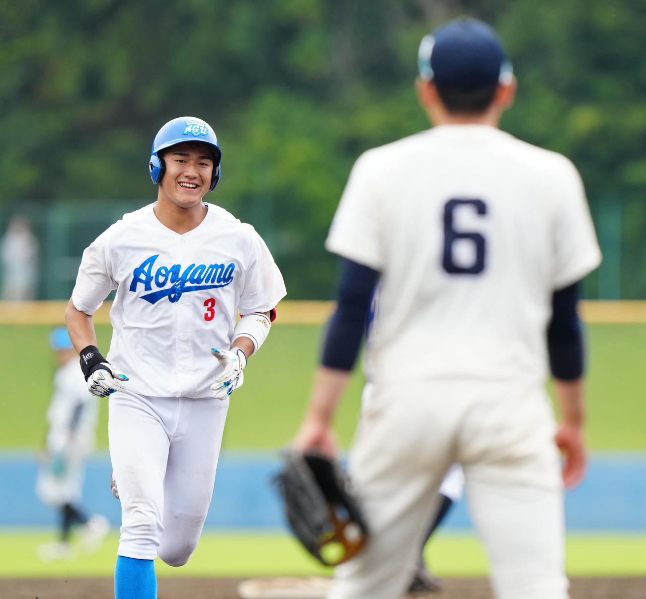 紅白戦の2試合目　4回表白組1死二塁、2点本塁打を放ち、笑顔を見せる青学大・西川史（撮影・江口和貴）