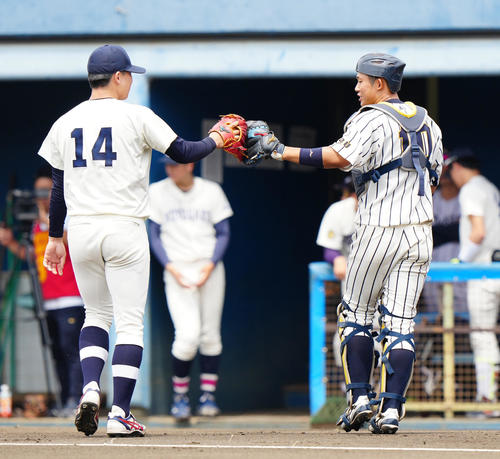 紅白戦の1試合目　1回表終了後、タッチを交わしながらベンチに引き揚げる紅組先発の東洋大・細野（左）と捕手の上武大・進藤（撮影・江口和貴）