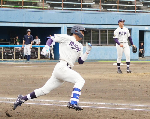 紅白戦の1試合目　6回表白組1死、明大・宗山（手前）に二塁打を浴びる明大・村田（撮影・江口和貴）