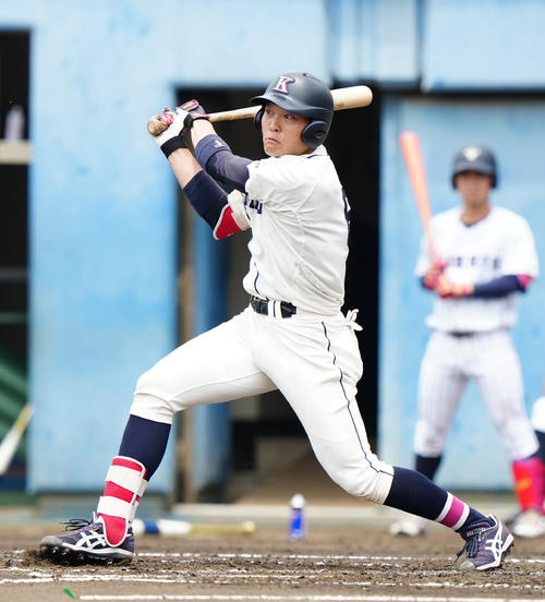 紅白戦の1試合目　1回裏紅組2死一、三塁、左前に先制2点適時打を放つ国学院大・柳舘（撮影・江口和貴）