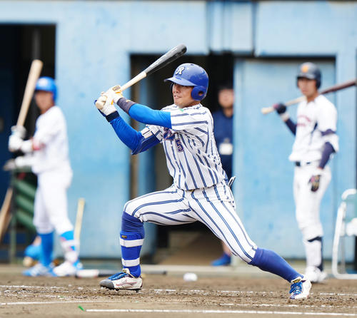 紅白戦の1試合目　3回表白組2死二塁、中前適時打を放つ立正大・飯山（撮影・江口和貴）