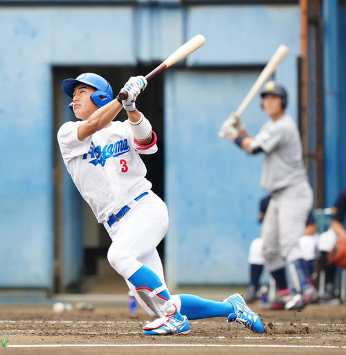 紅白戦の2試合目　4回表白組1死二塁、2点本塁打を放つ青学大・西川史（撮影・江口和貴）