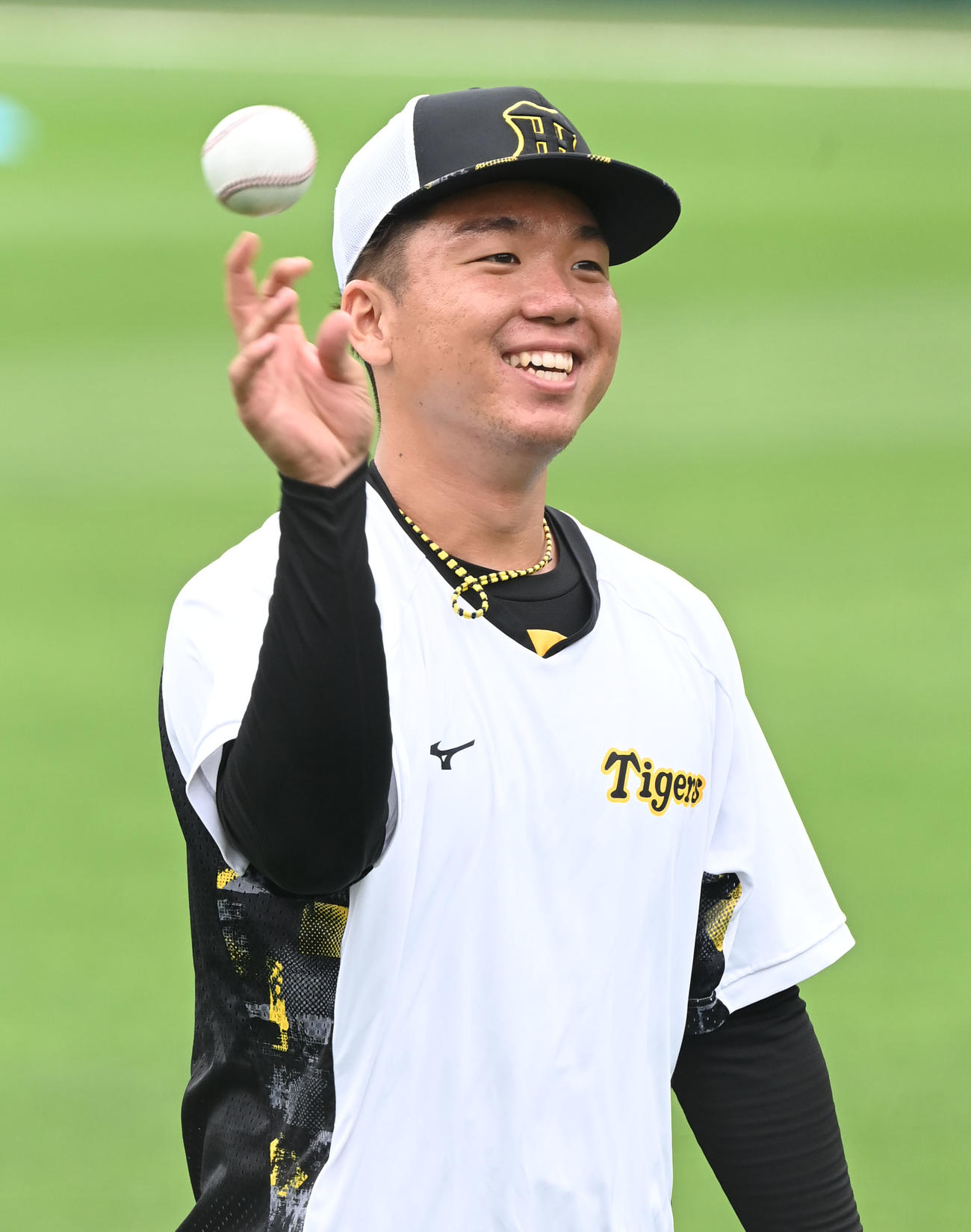 笑顔でキャッチボールする阪神村上（撮影・和賀正仁）
