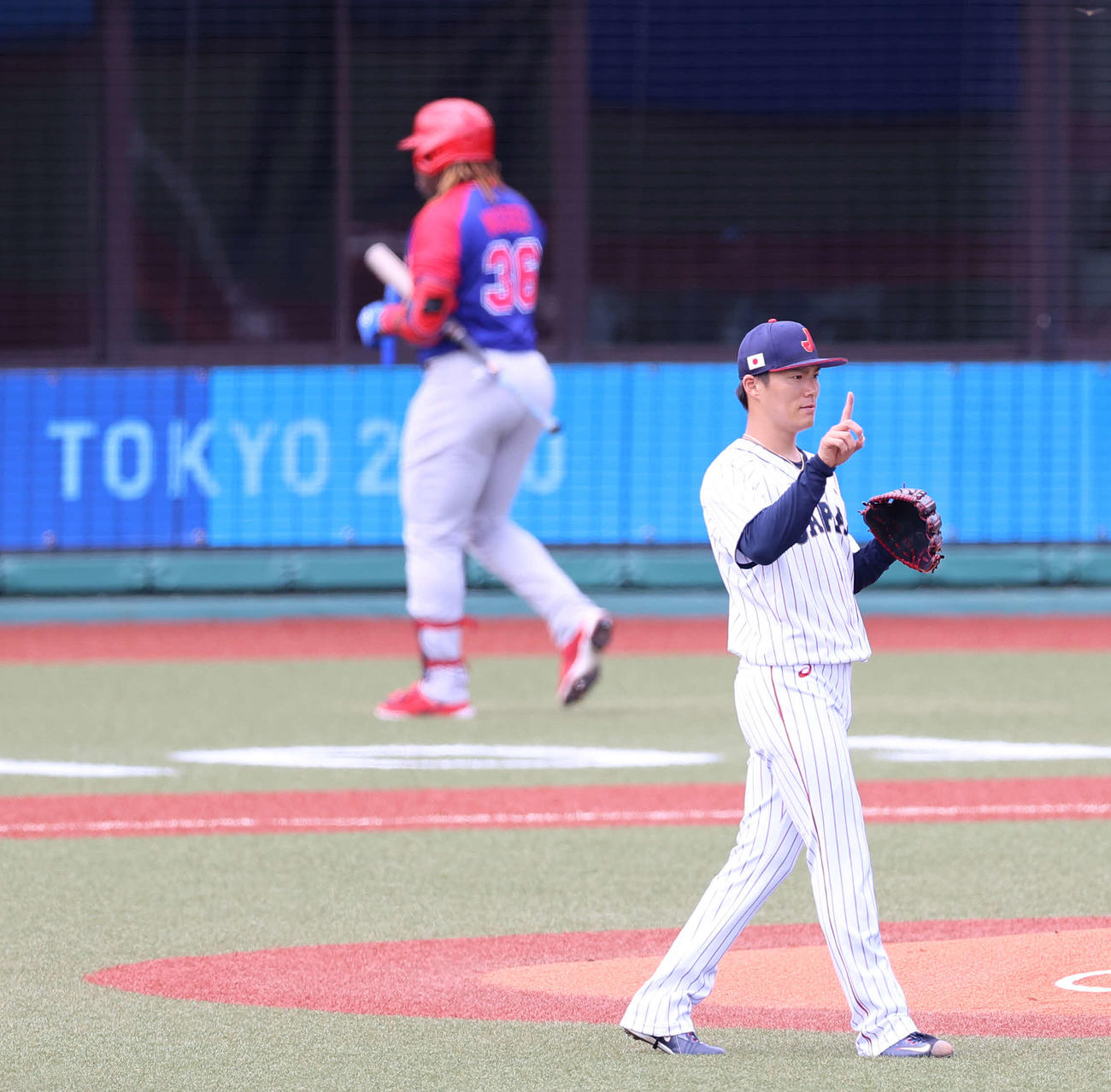 21年7月、東京五輪でドミニカ共和国・ミエセス（後方）を空振り三振に仕留めた山本