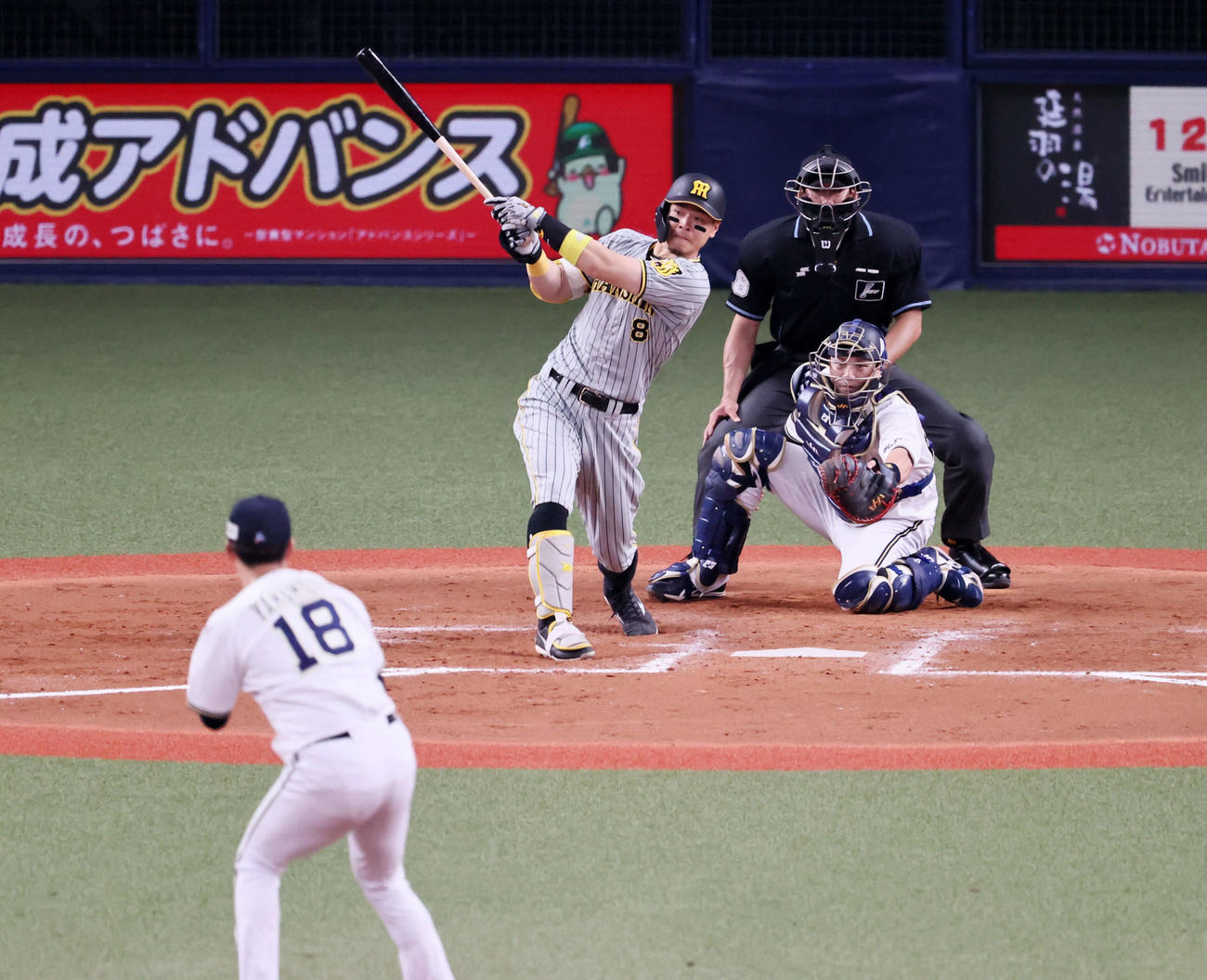 2022年6月11日　右適時三塁打を放つ佐藤輝。投手山本