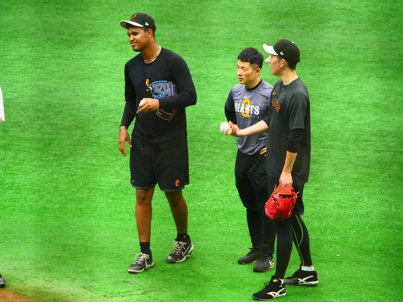 談笑する巨人メンデス（左）と戸郷（右）（撮影・上田悠太）
