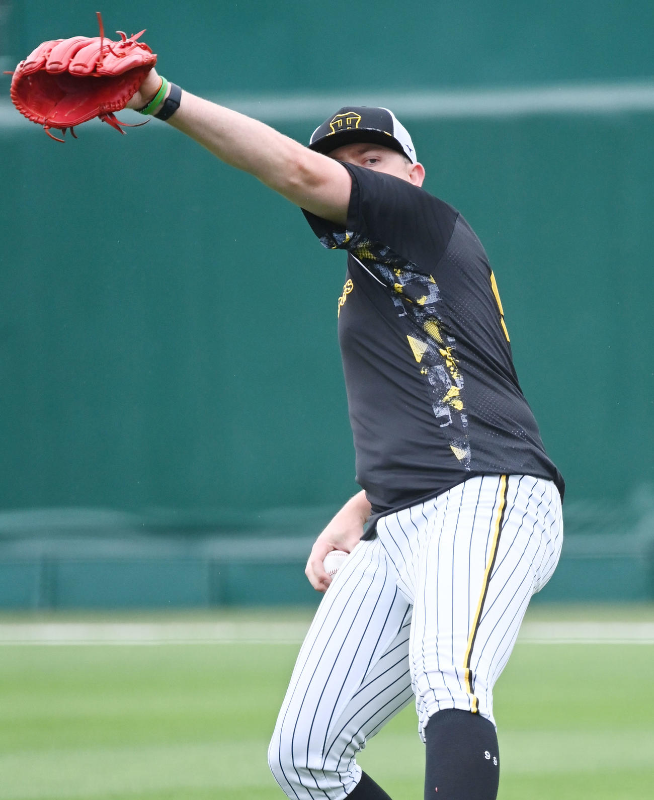 甲子園球場でキャッチボールする阪神ビーズリー（撮影・和賀正仁）