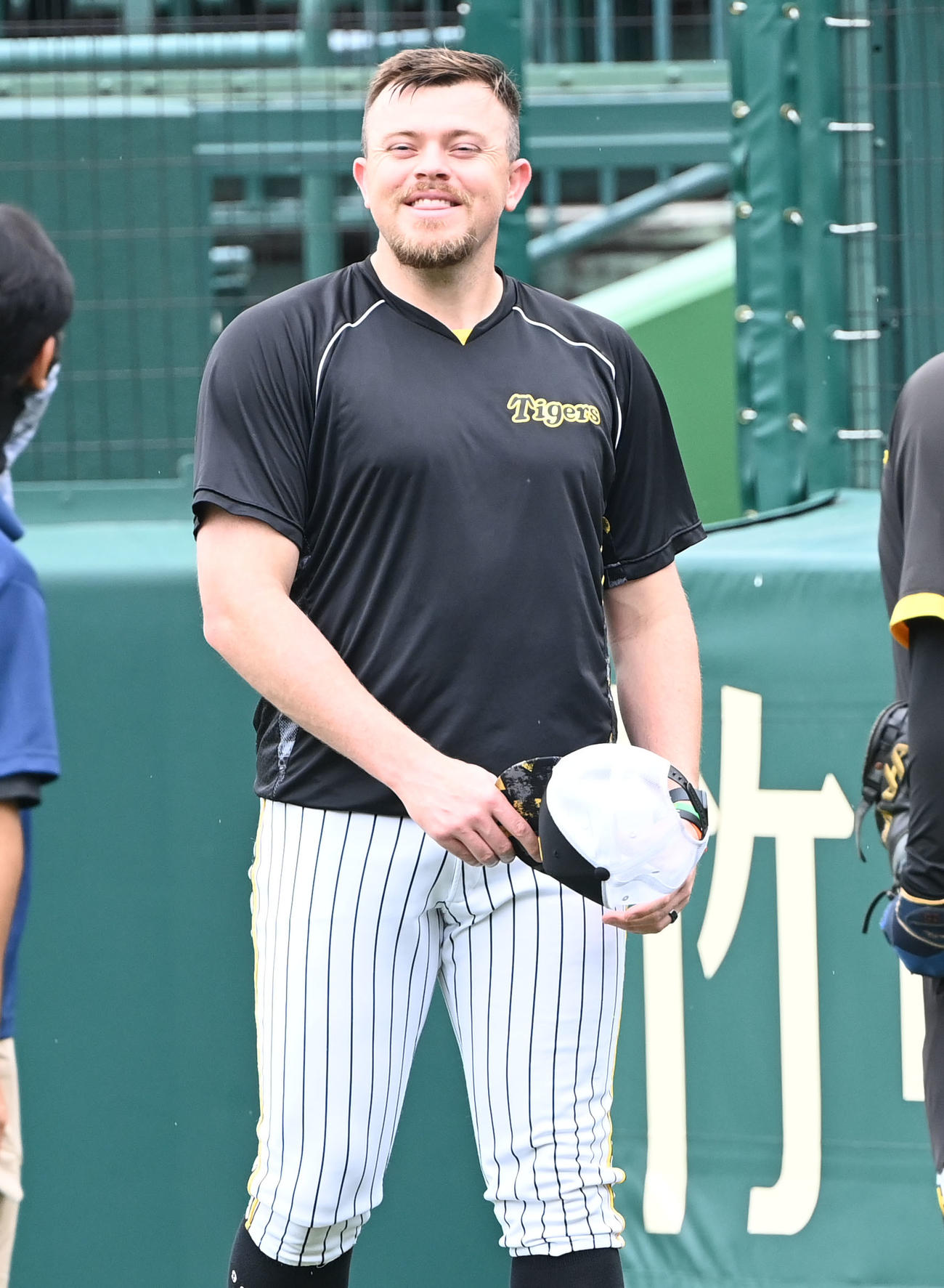 笑顔でキャッチボールする阪神ビーズリー（撮影・和賀正仁）