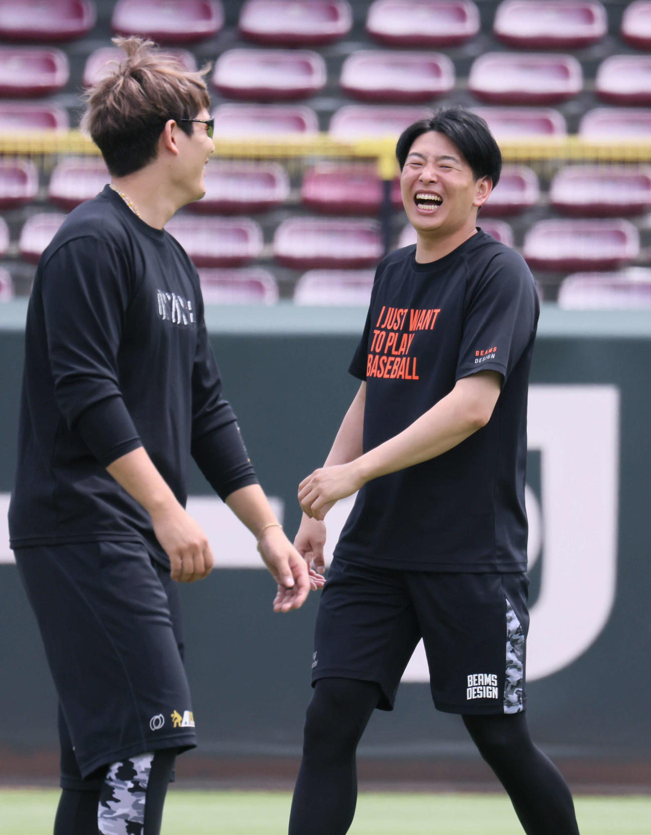 広島投手指名練習　練習中、笑顔をみせる大瀬良（右）と九里（撮影・加藤孝規）