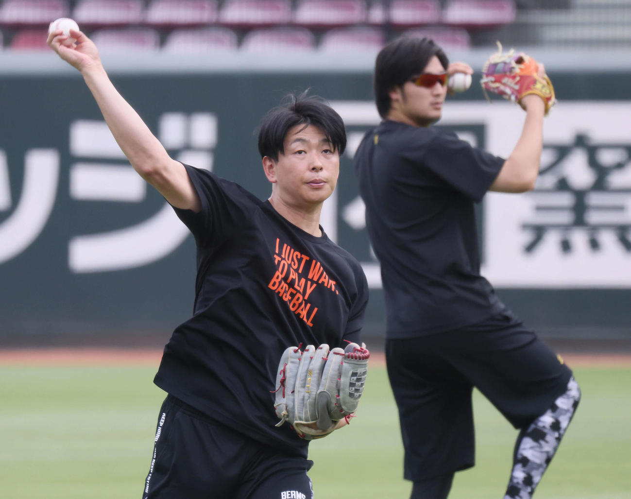 広島投手指名練習　キャッチボールをする大瀬良。右奥は床田（撮影・加藤孝規）