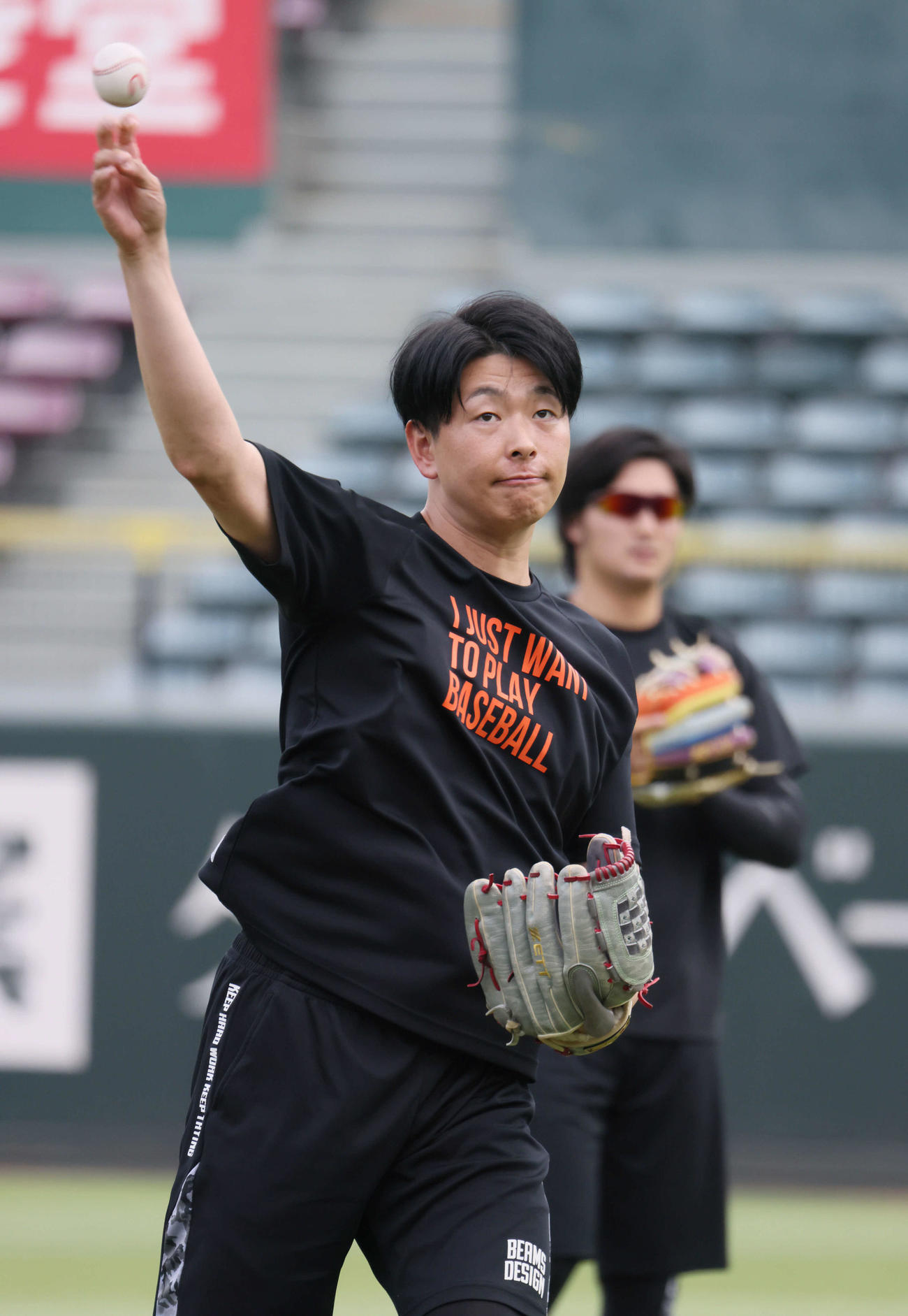 広島投手指名練習　キャッチボールをする大瀬良。右奥は床田（撮影・加藤孝規）