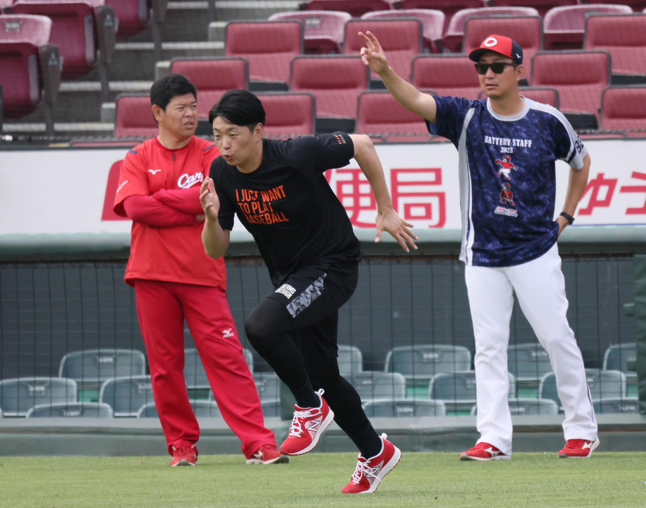 広島投手指名練習　走り込む大瀬良。右は横山投手コーチ（撮影・加藤孝規）