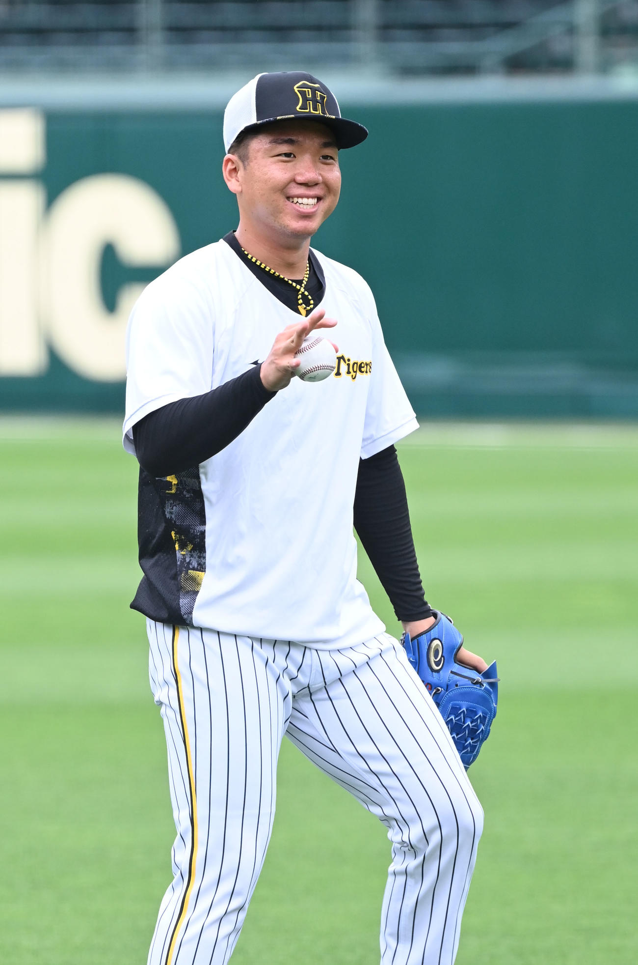 笑顔でキャッチボールする阪神村上（撮影・和賀正仁）