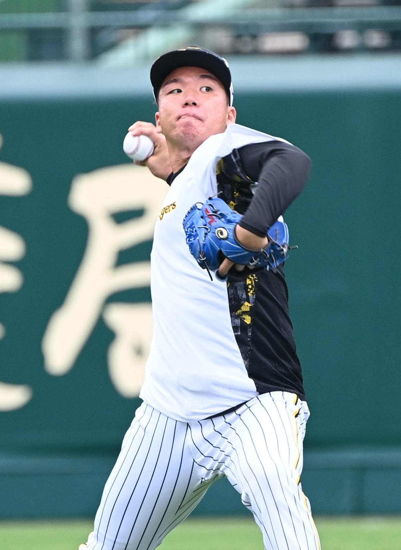 強めにキャッチボールする阪神村上（撮影・和賀正仁）