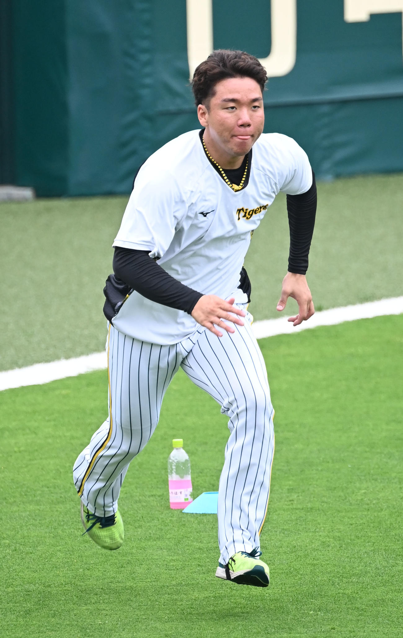 甲子園で走り込む阪神村上（撮影・和賀正仁）