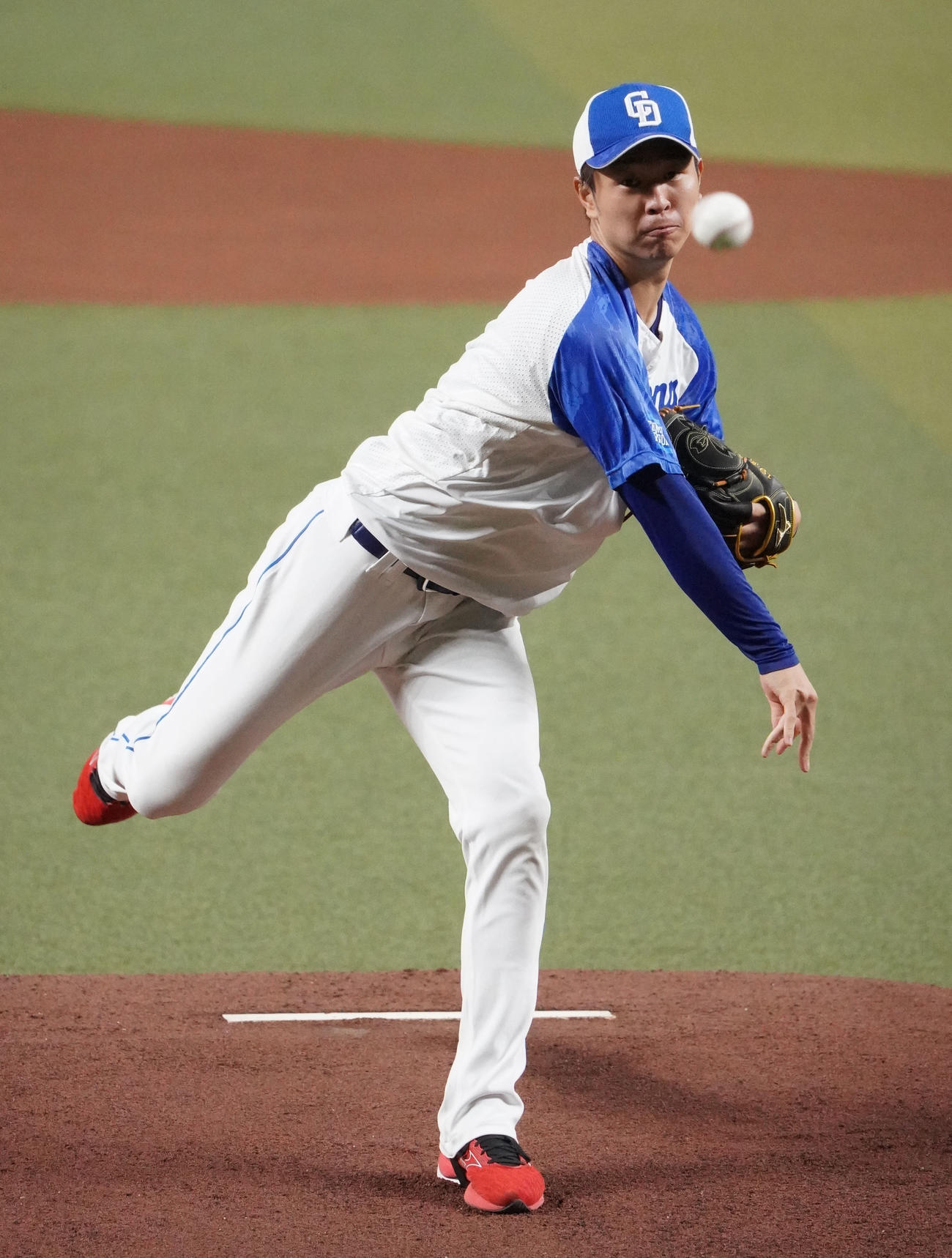 マウンドを利用し投球練習をする高橋宏（撮影・森本幸一）