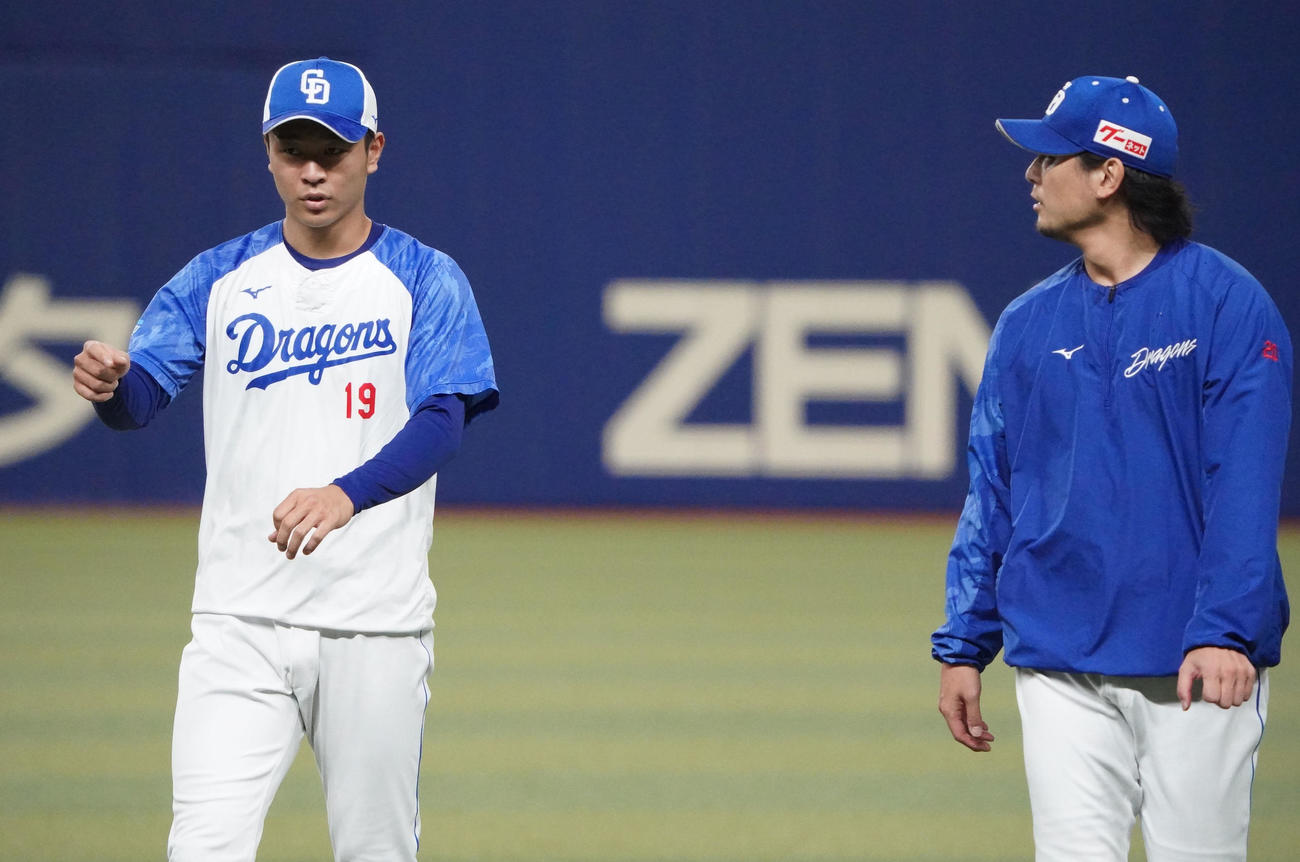 涌井と言葉を交わす高橋宏（左）（撮影・森本幸一）