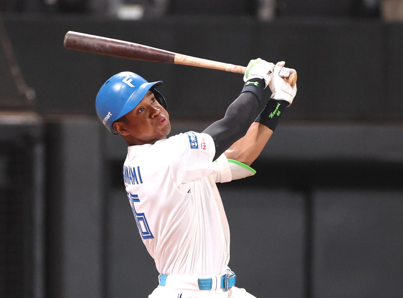 日本ハム対ヤクルト　4回裏日本ハム無死、万波は右越え本塁打を放つ（撮影・佐藤翔太）
