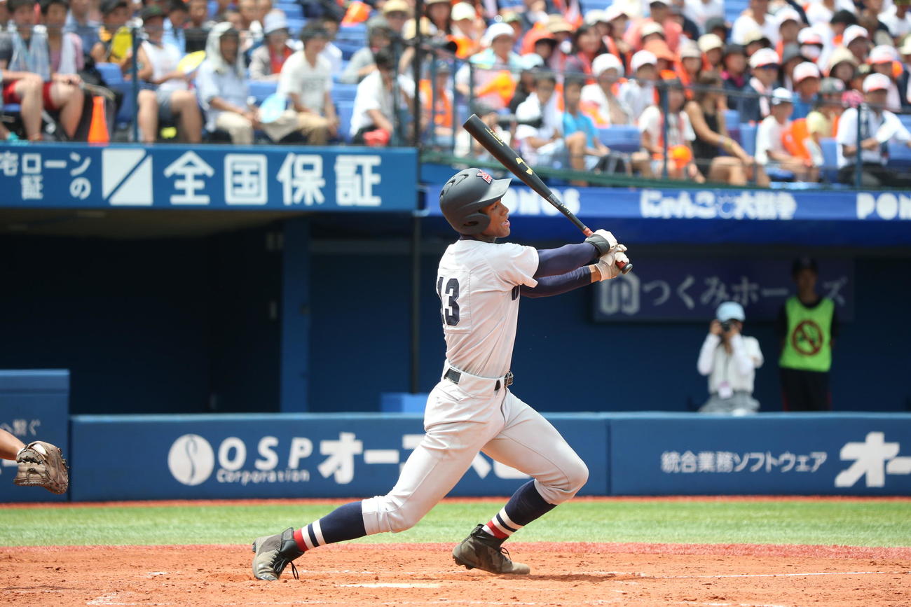 18年、南神奈川大会準々決勝の立花学園戦で横浜3年万波中正はバックスクリーン看板直撃弾を放つ